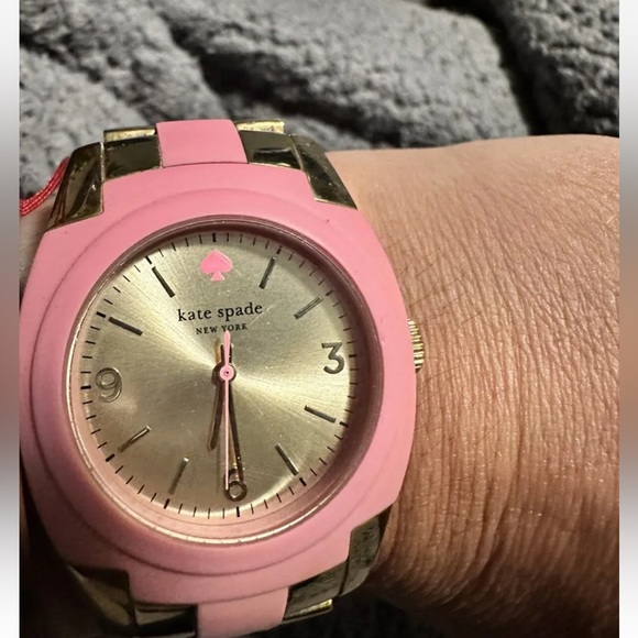 Kate spade very unique watch for small wrist - Picture 3 of 6